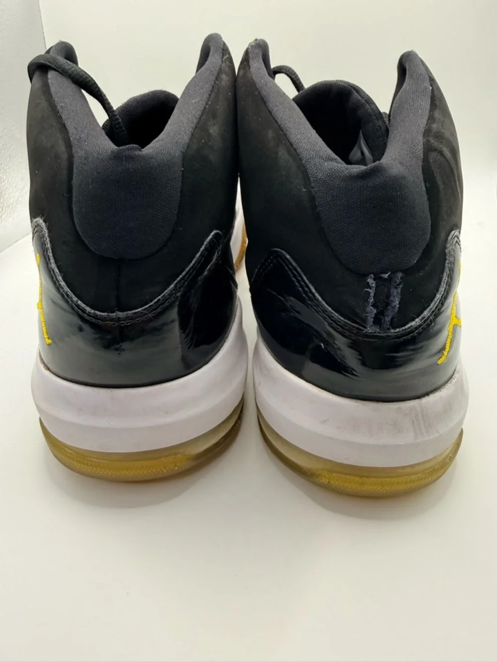 NIKE JORDAN Max Aura Men’s Black University Gold White Athletic Sneakers Sz 11.5